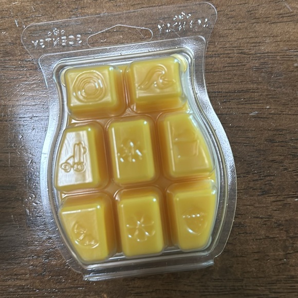 Scentsy lemon drizzle - 4 qty - Picture 2 of 2